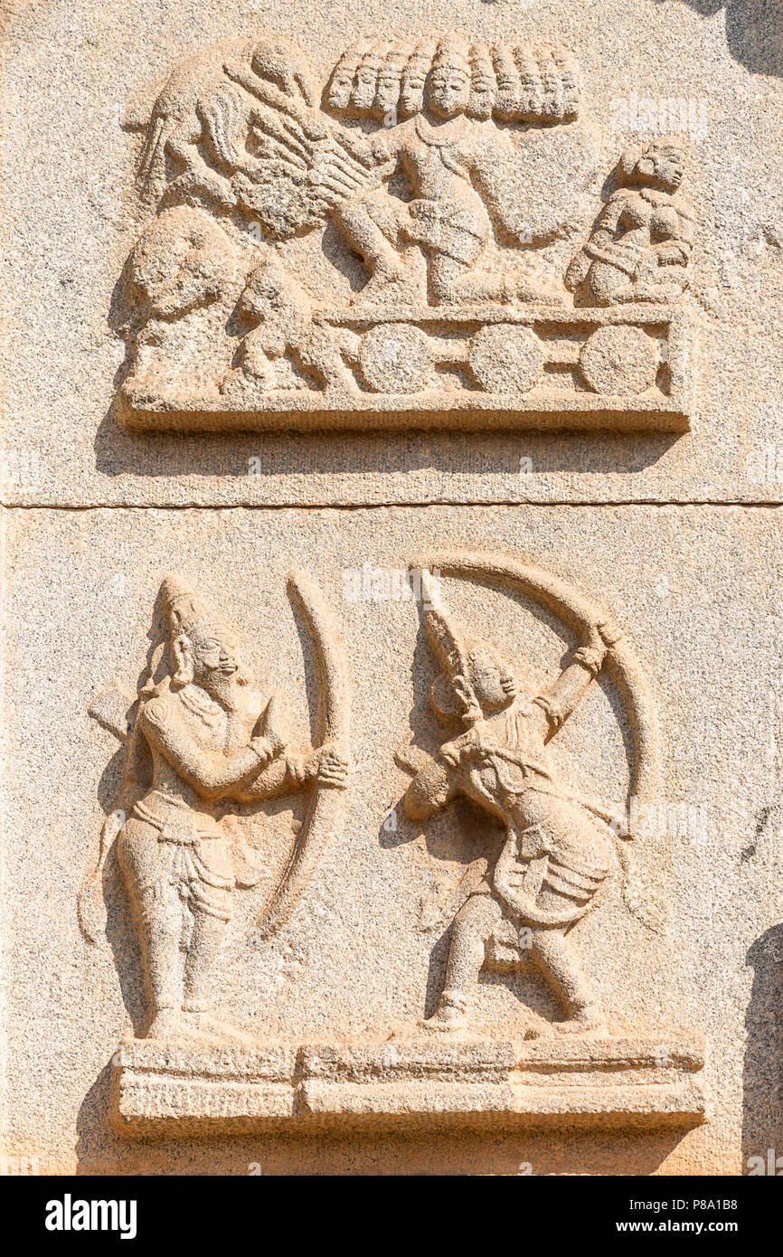 Relief im Inneren Hazara Rama Tempel zeigen, Rama und Ravana, Hampi, Karnataka, Indien Stockfoto