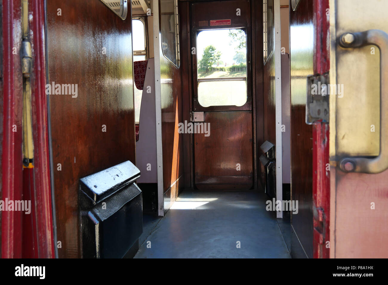 Bahn Bus Eingang mit Mittelgang Passage. Carrog Station, Wales, UK. 03 Juli 2018 - Stockfoto