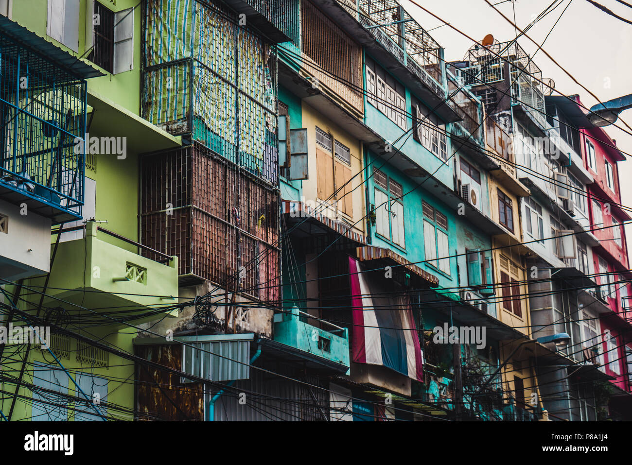 Die Balkons der alten Grunge Haus auf der Straße in Bangkok, Thailand. Stockfoto Die Balkons der alten Grunge Haus auf der Straße in Bangkok, Thailand. Stockfoto