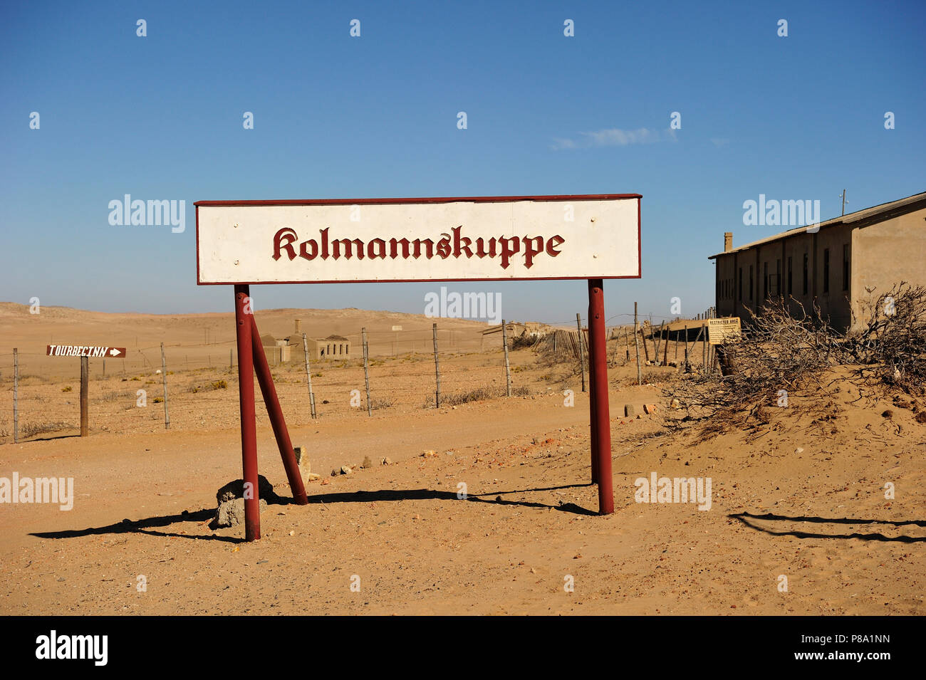 Kolmanskop, die Zeichen stehen vor der ehemaligen diamond Stadt, Ghost Town, Kolmanskuppe, Lüderitz, Namibia Stockfoto