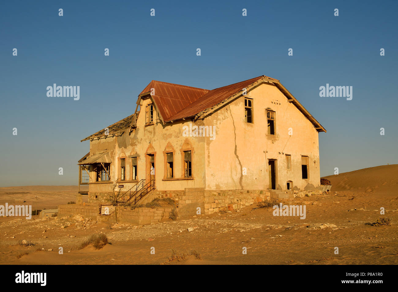 Verfallende Haus der Buchhalter der ehemaligen diamond Stadt Kolmanskop, die Geisterstadt Kolmanskop, Lüderitz, Namibia Stockfoto