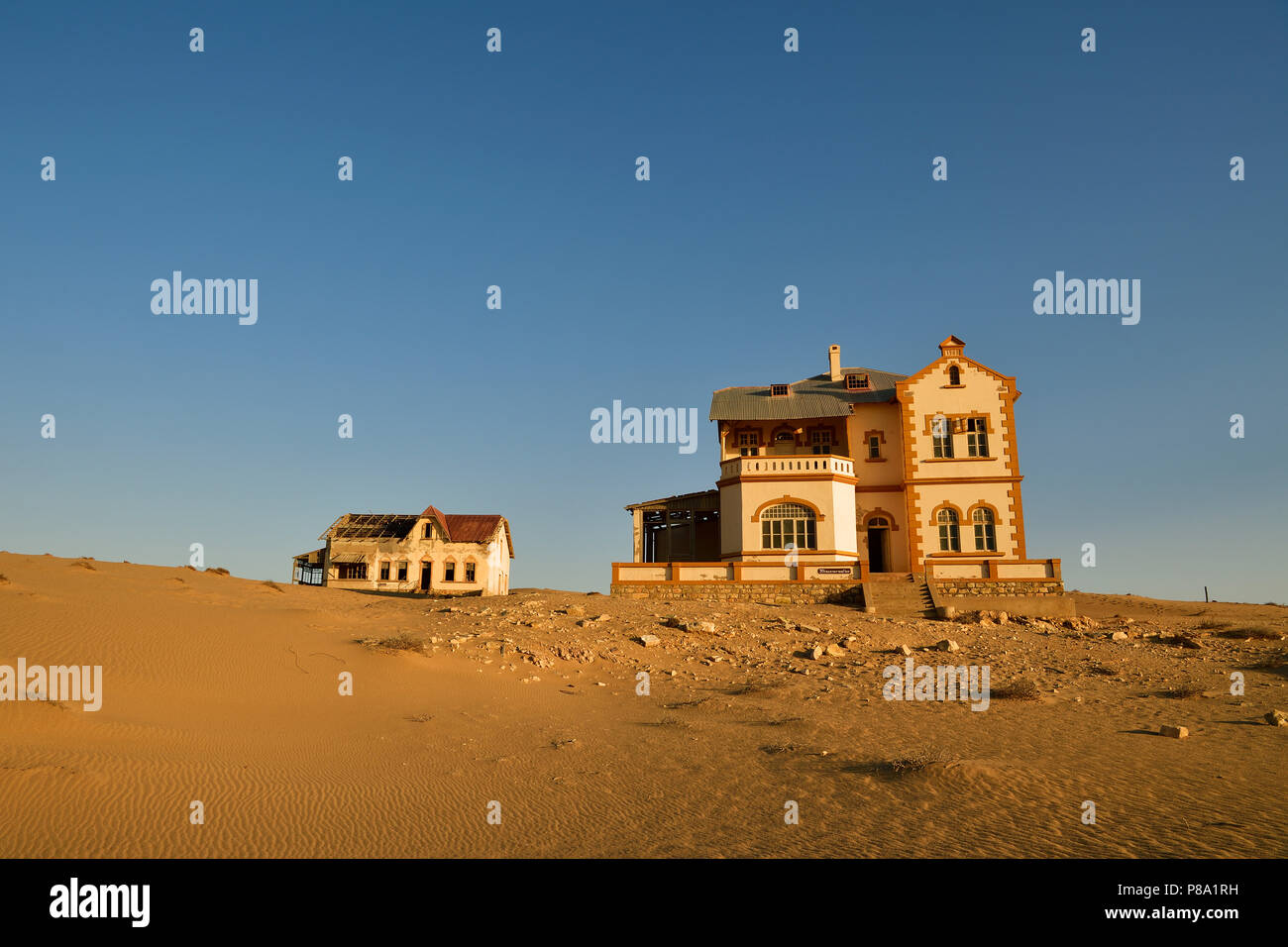 Verfallende Häuser der Buchhalter und Mine Manager der ehemaligen diamond Stadt Kolmanskop, die Geisterstadt Kolmanskuppe, Lüderitz, Stockfoto