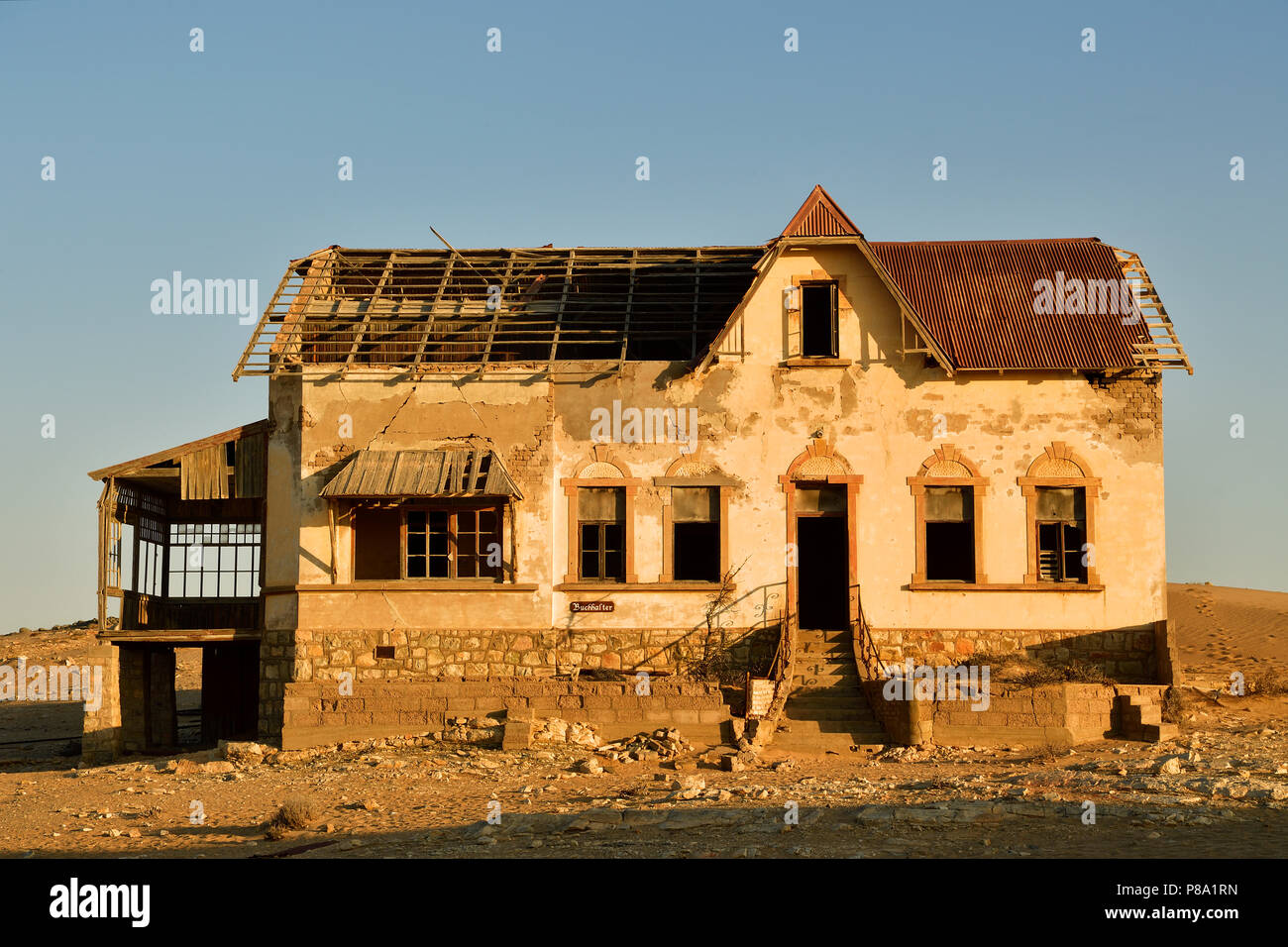 Verfallende Haus der Buchhalter der ehemaligen diamond Stadt Kolmanskop, die Geisterstadt Kolmanskop, Lüderitz, Namibia Stockfoto