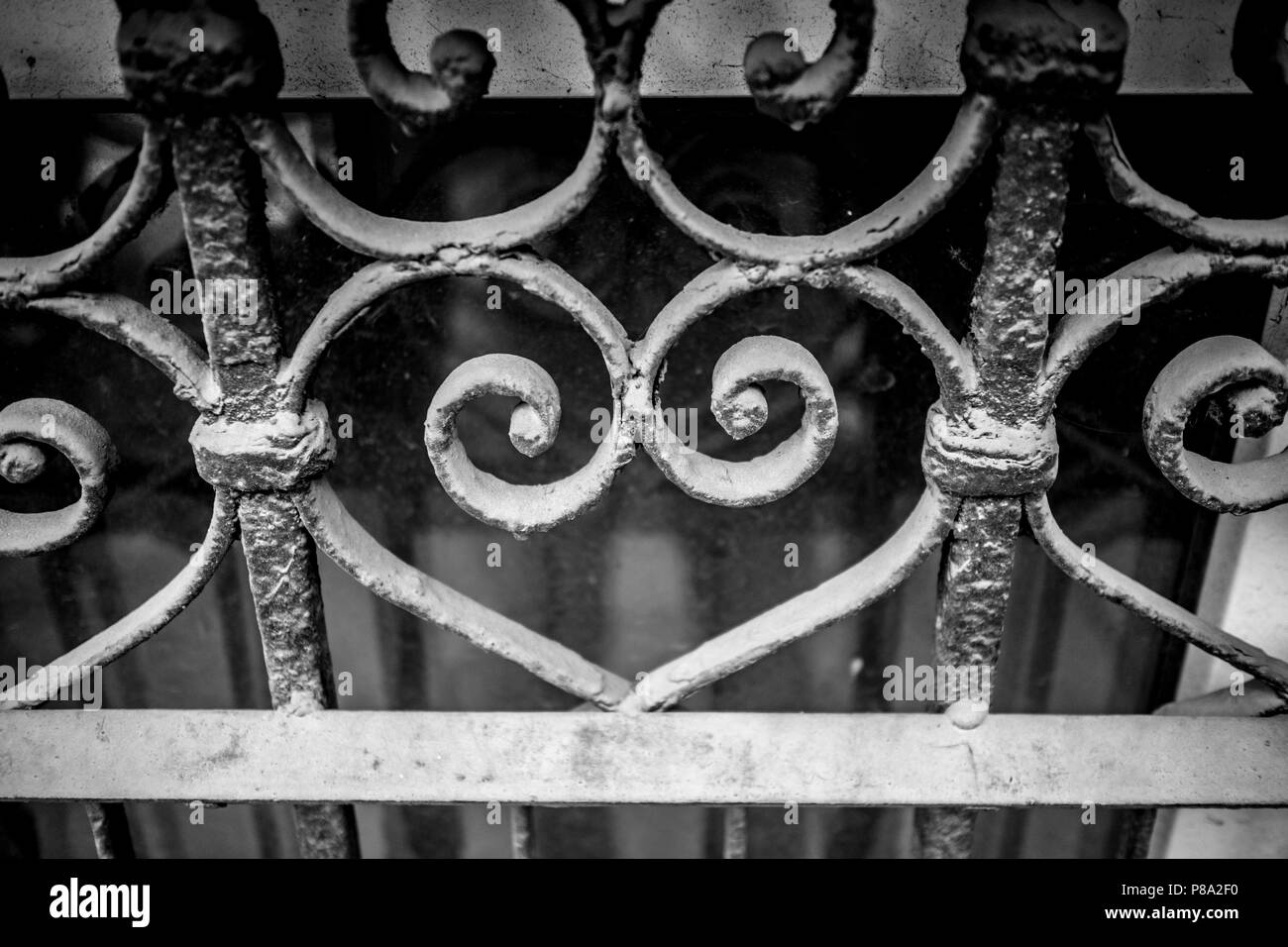 Staubige metallische Form, das Zeichen der Liebe von toreutics, Schmiedeeisen, Teil der Diebstahl schutz Raster von Keller Fenster in der Innenstadt von Sofia, Bulgarien Stockfoto