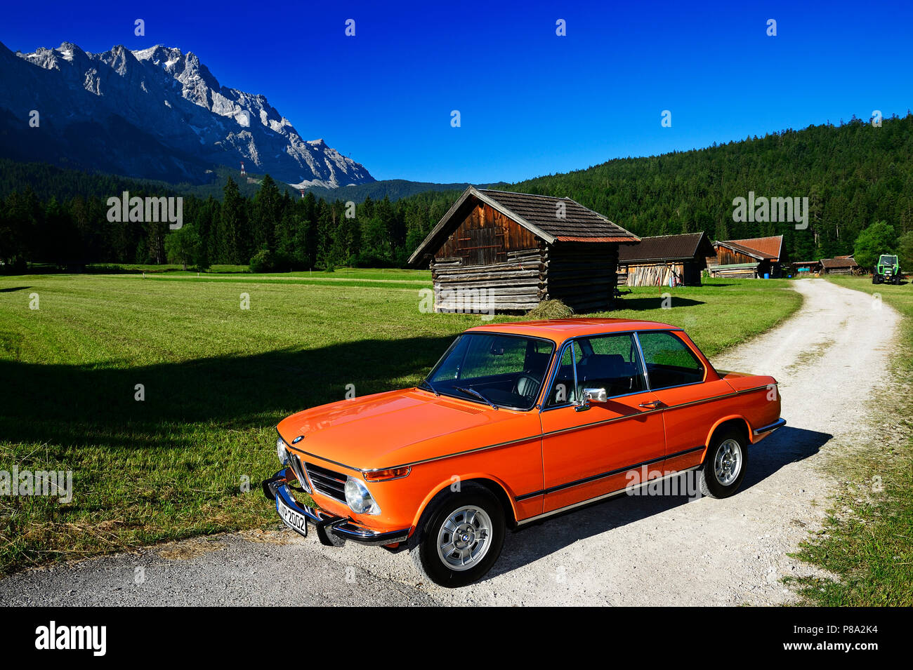 bmw-2002-tii-oldtimer-auf-eibseestra-e-in-der-r-ckseite-zugspitze