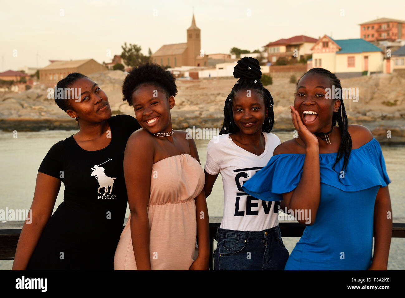 Vier junge schwarze Frauen an der Waterfront, Lüderitz, Namibia posing Stockfoto