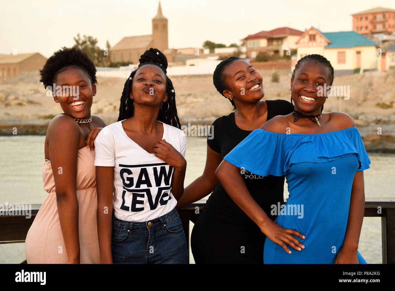 Vier junge schwarze Frauen an der Waterfront, Lüderitz, Namibia posing Stockfoto
