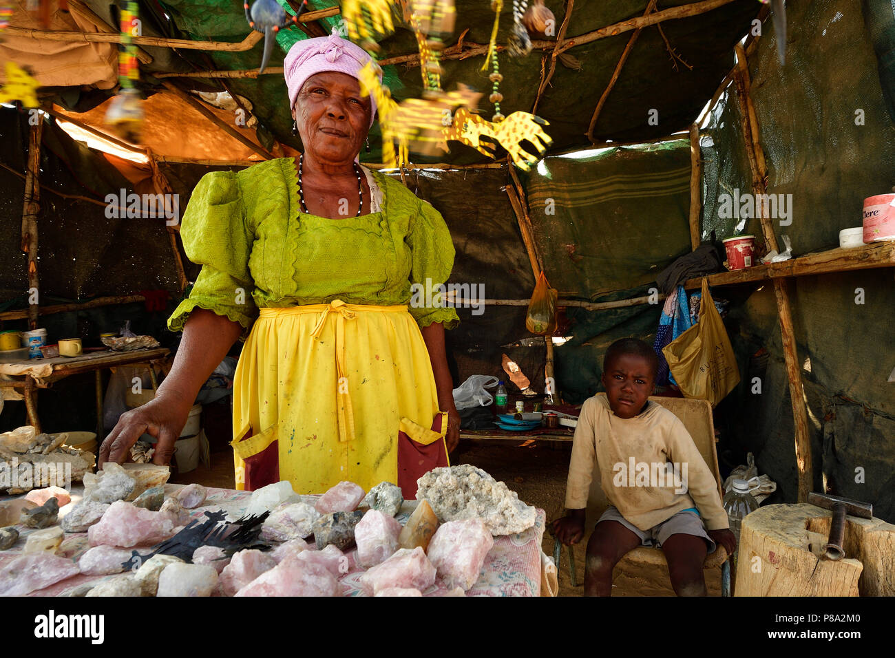 Lokale Verkäuferin in ihrem Verkaufsstand in der Nähe der Spitzkoppe, Erongo Region, Damaraland, Namibia Stockfoto