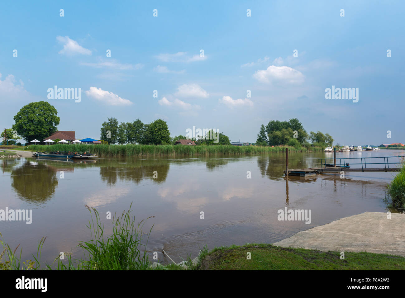 Deutschlands letzte handbetriebene Fähre über die Jümme, Wiltshausen, Detern, Ostfriesland, Niedersachsen, Deutschland, Europa Stockfoto