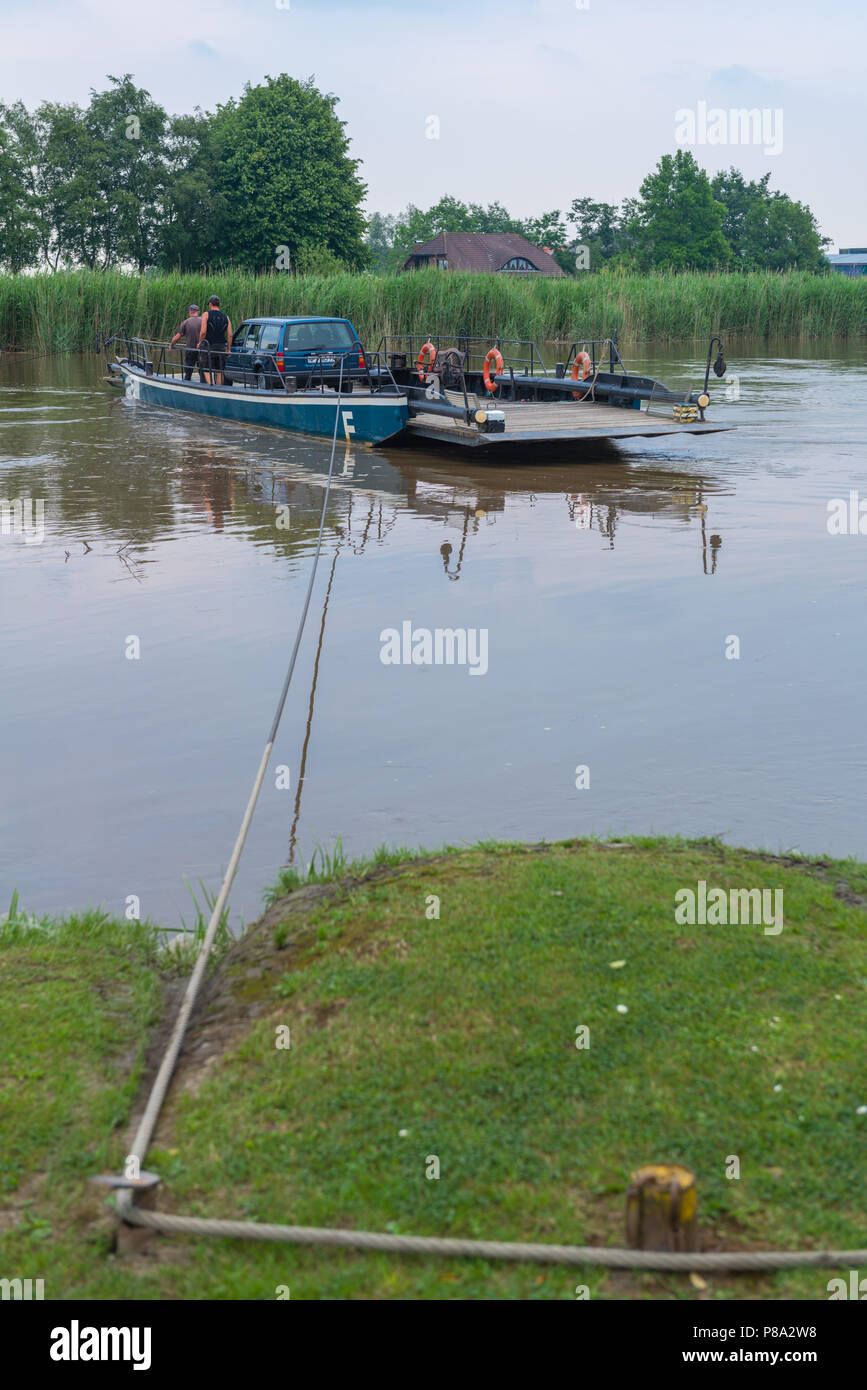 Deutschlands letzte handbetriebene Fähre über die Jümme, Wiltshausen, Detern, Ostfriesland, Niedersachsen, Deutschland, Europa Stockfoto