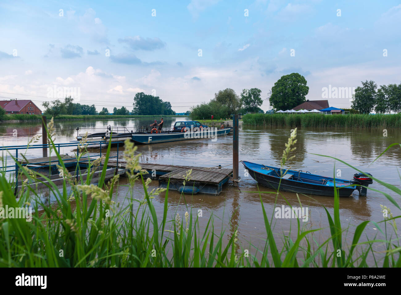 Deutschlands letzte handbetriebene Fähre über die Jümme, Wiltshausen, Detern, Ostfriesland, Niedersachsen, Deutschland, Europa Stockfoto