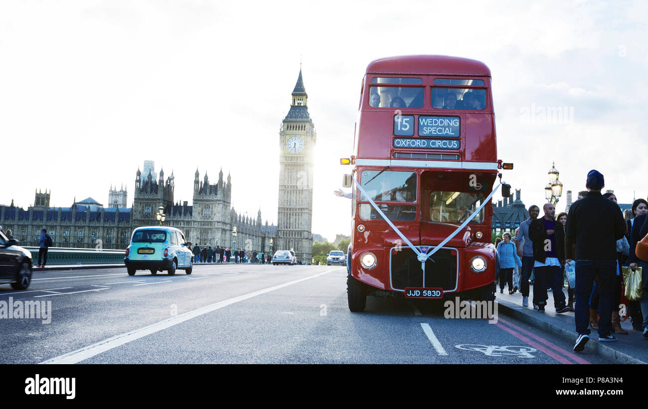 London Westminster. Westminster Bridge, London, Großbritannien. Big Ben, Parliament London und ein Routemaster-Bus London, der als Hochzeitstransport genutzt wird. Das Kultige London. Stockfoto