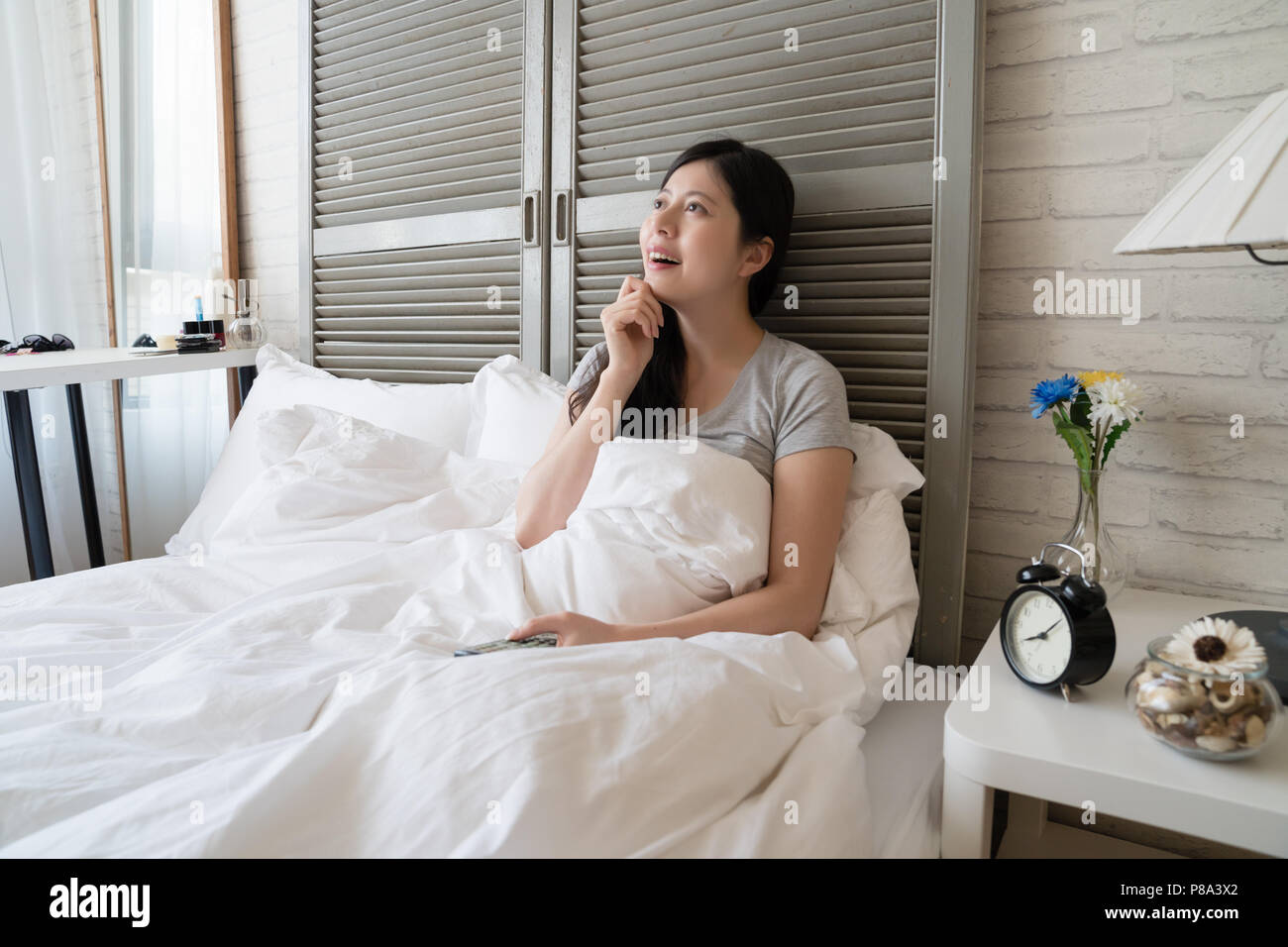 Asiatische Frau denken der Blick von ihrem Freund in der Zukunft. Sie lag im Bett und Tag Traum. Stockfoto