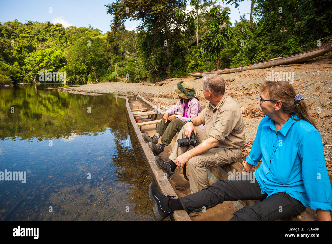 Touristen, die auf der Suche an der Regenwald aus einem einbaum am Ufer des Rio Pequeni, Republik Panama. Stockfoto