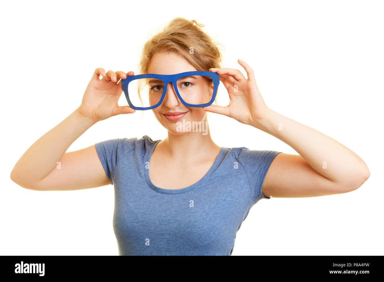 Junge blonde Frau hält Blau große Gläser vor den Augen Stockfoto