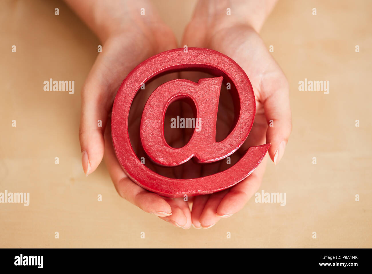 E-Mail und Internet Security Konzept mit at-Zeichen auf einem Palm Stockfoto