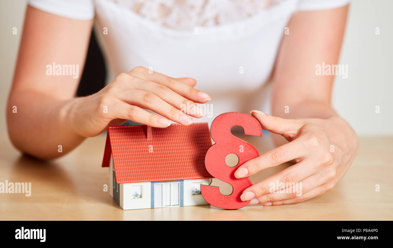 Hausratversicherung und Wohngebäudeversicherung Konzept mit Haus und Absatz Stockfoto