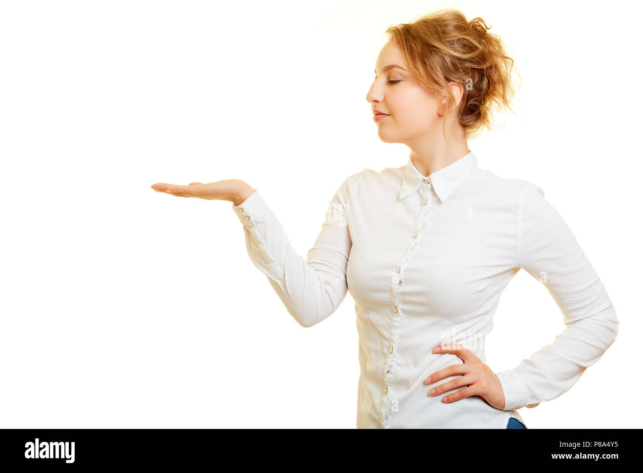 Junge blonde Frau ist etwas präsentieren mit einem leeren Palm Stockfoto