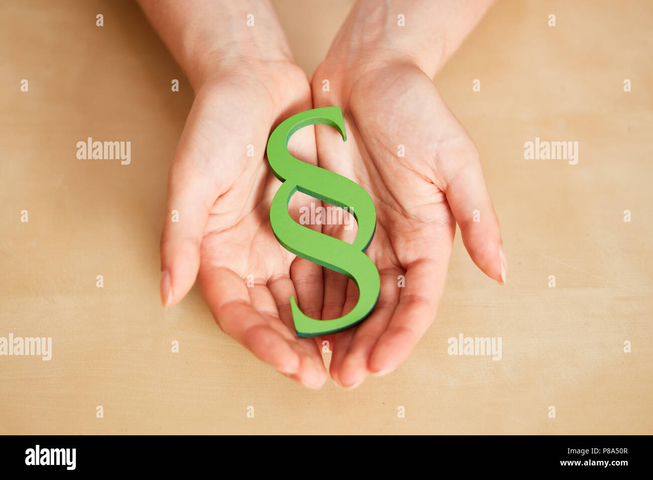 Grüne Absatz in den Händen als Konzept für Gesetz und Ordnung Stockfoto