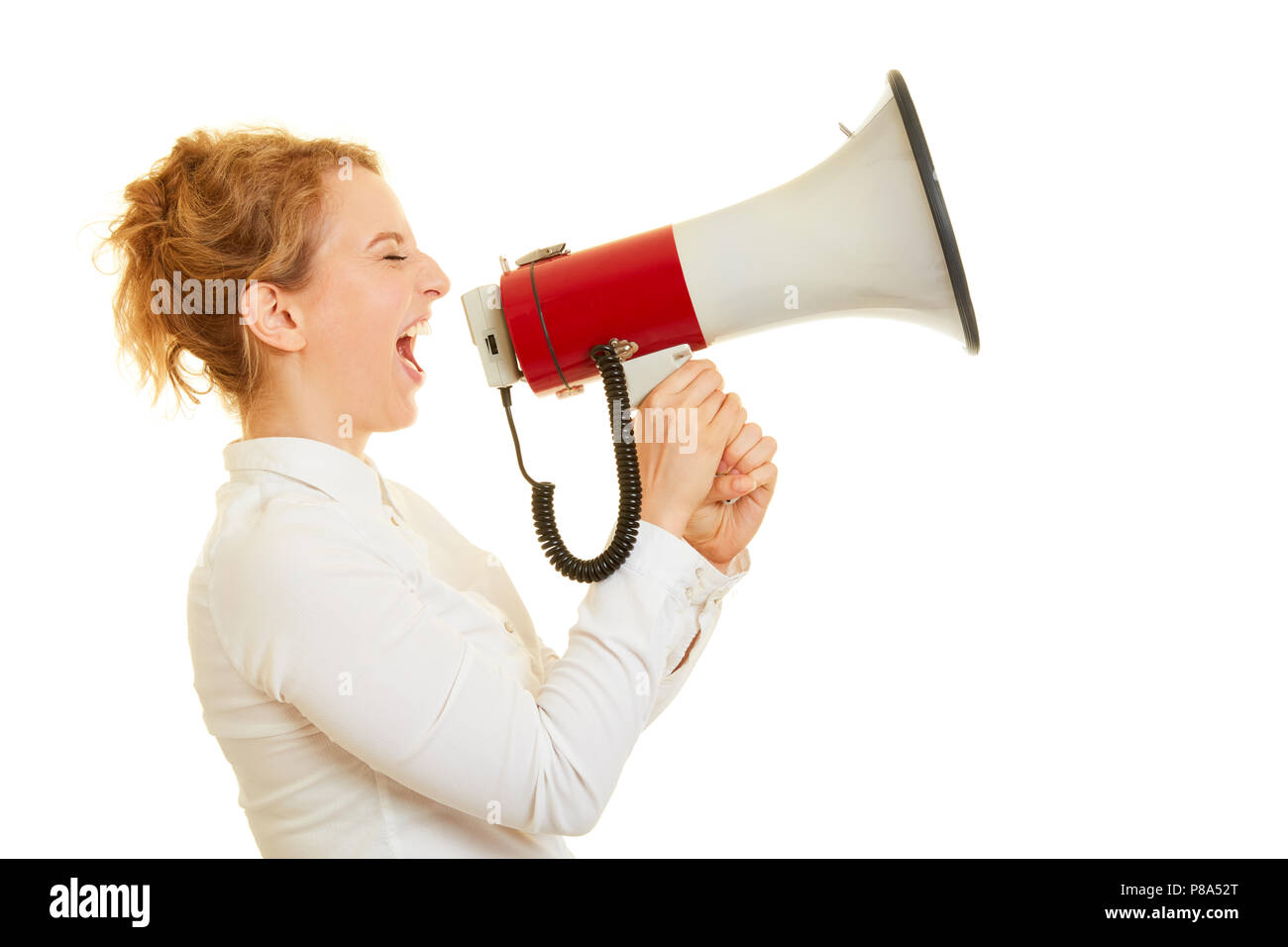 Junge Frau schreit laut in ein Megaphon für Motivation Stockfoto