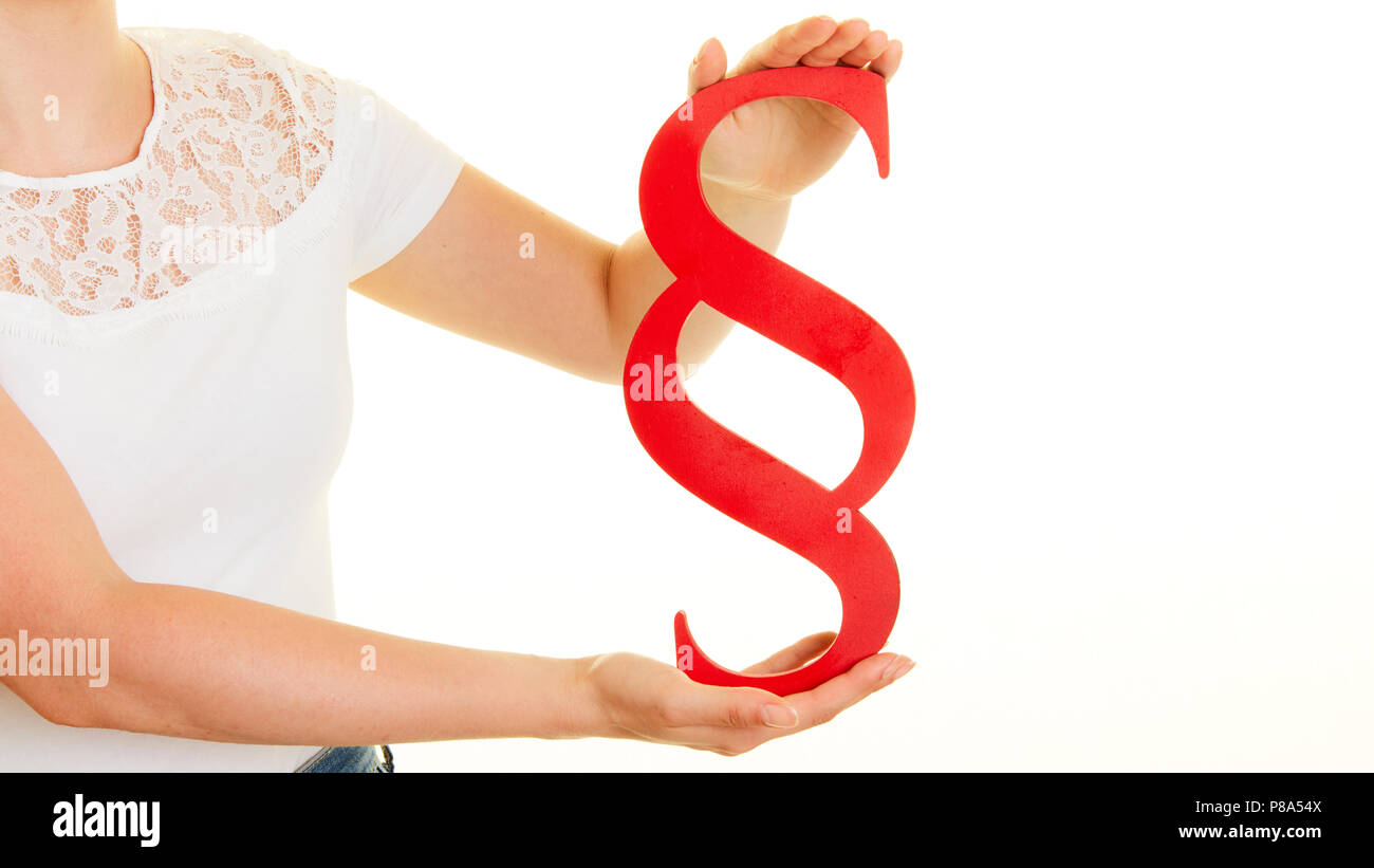 Hände einer Frau, die einen großen roten Absatz Zeichen als Gesetz Konzept Stockfoto