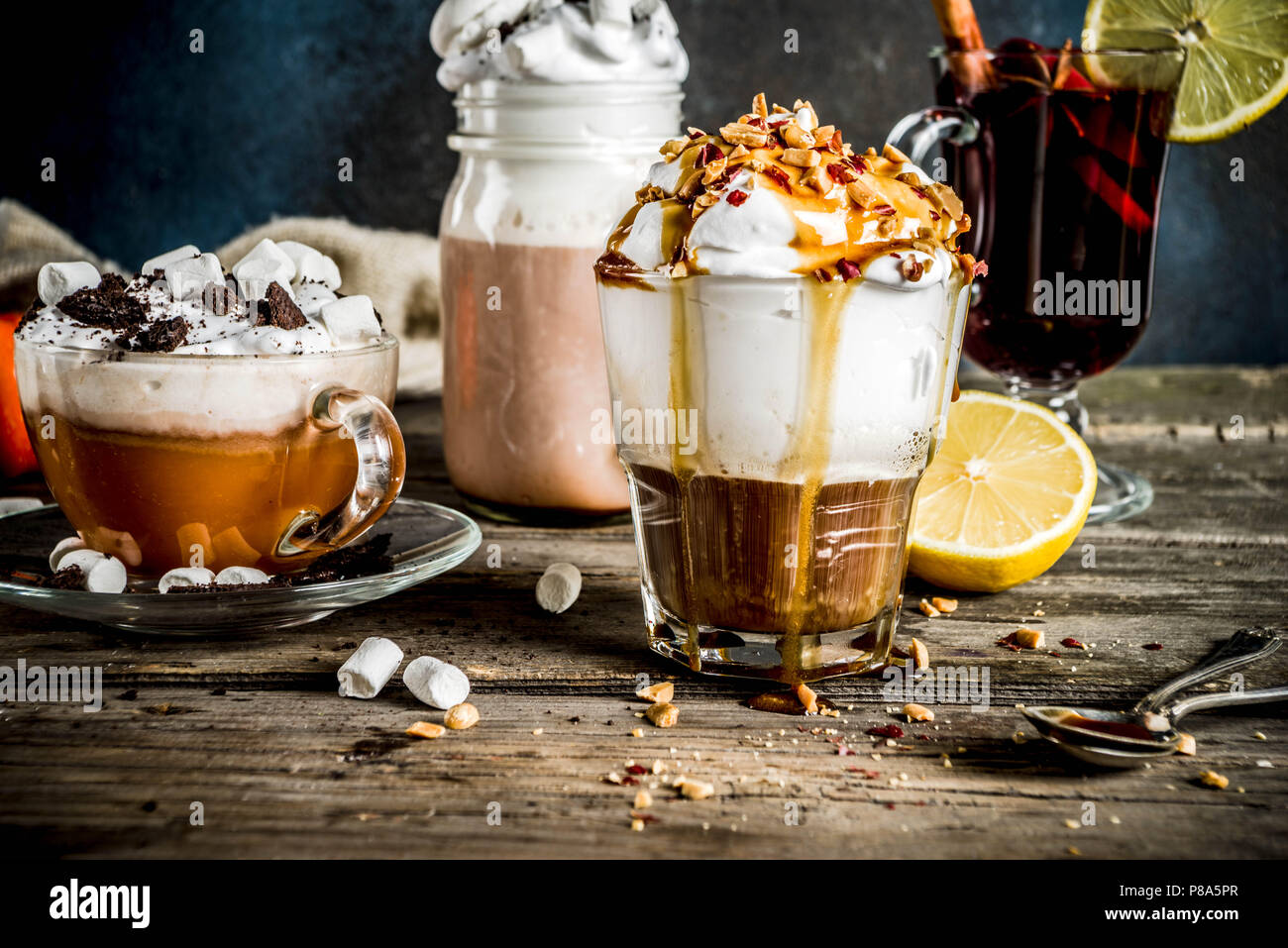Herbst Winter warme Getränke, heiße Schokolade, Kürbis latte, Karamell und Kaffee Latte, Glühwein, gemütliche dunklen Hintergrund Kopie Raum Stockfoto