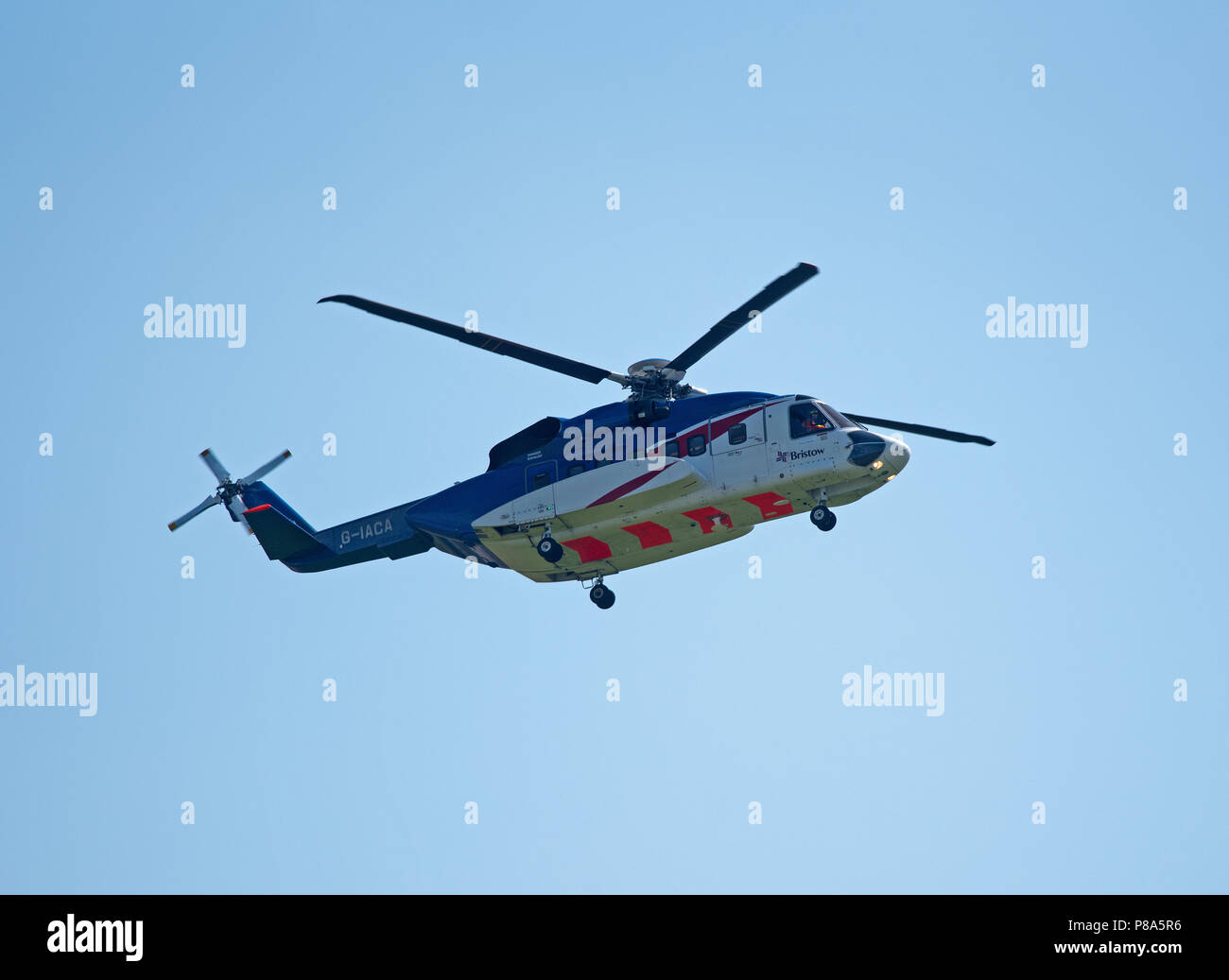 Ein Bristow S-92 Hubschrauber fährt Aberdeen Dyce Flughafen für die Nordsee mit Arbeiter bereit Verschiebungen zu ändern. Stockfoto