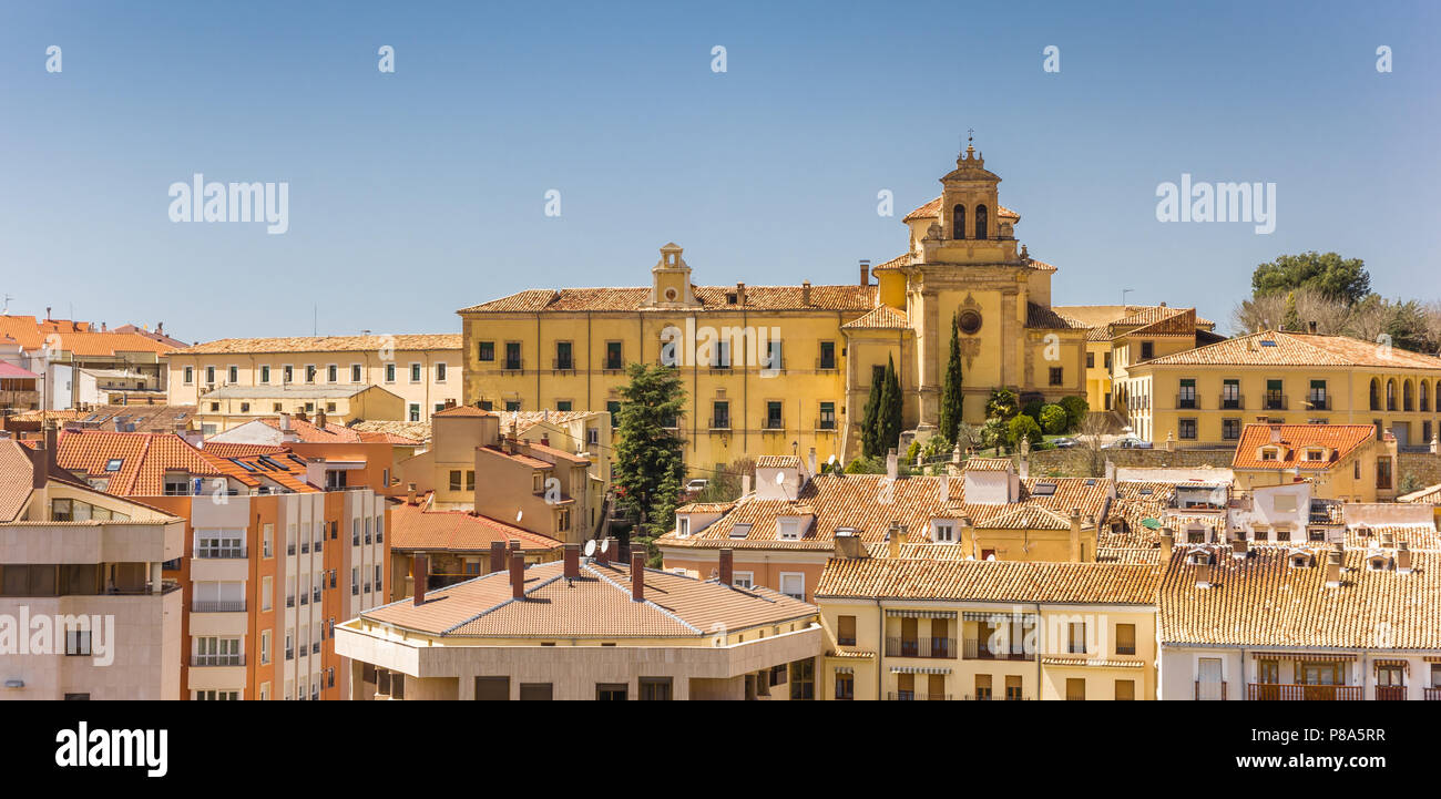 Stadtbild mit historischen Santiago Krankenhaus in Cuenca, Spanien Stockfoto