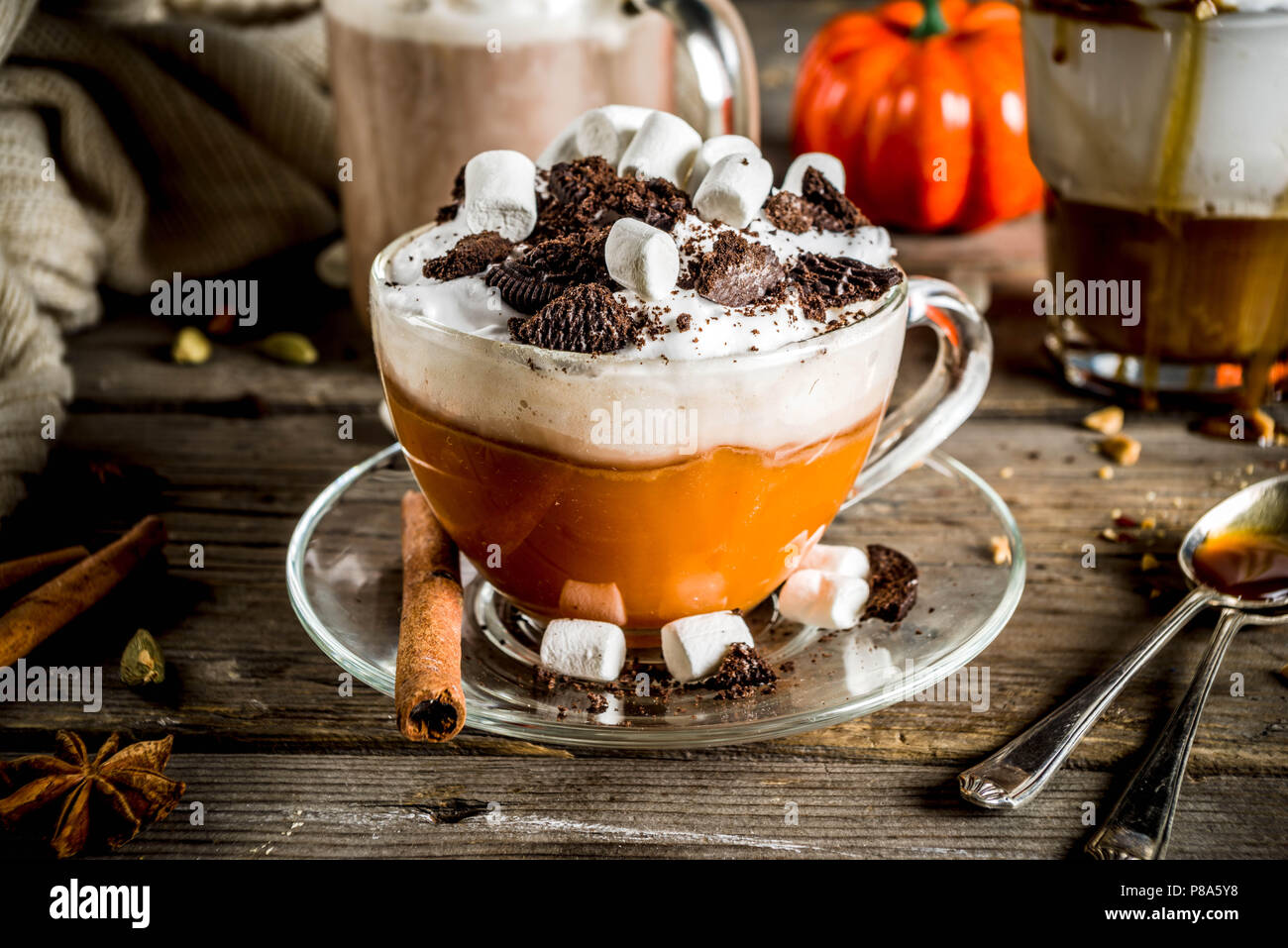Herbst Winter warme Getränke, heiße Schokolade, Kürbis latte, Karamell und Kaffee Latte, Glühwein, gemütliche dunklen Hintergrund Kopie Raum Stockfoto