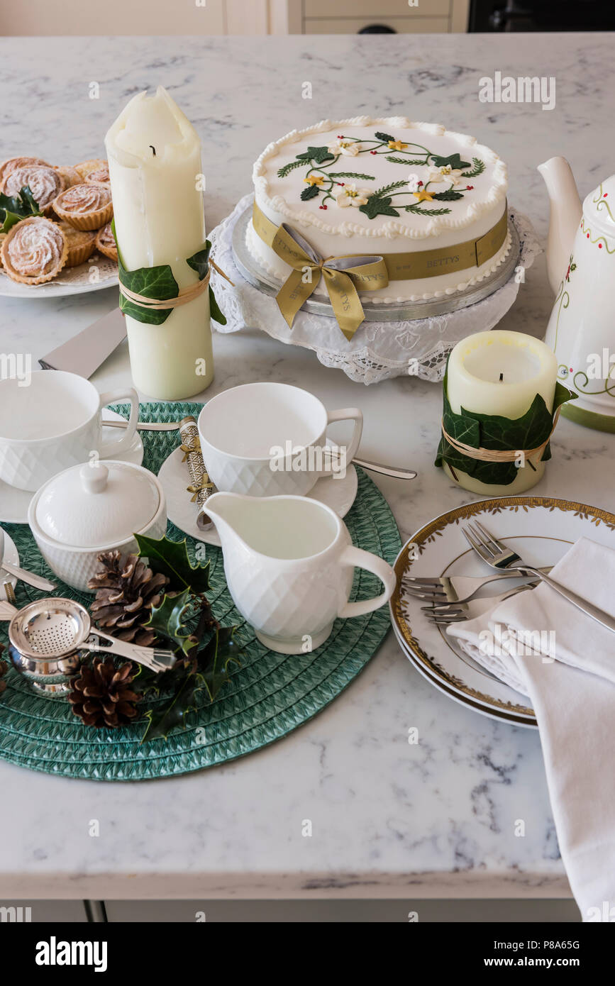 Weihnachten Kuchen und Kerzen mit Teaset in Regency home Stockfoto