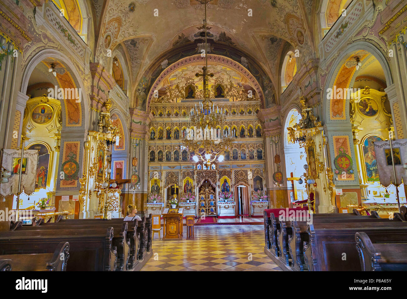 Eine sehr schöne Kirche im Inneren mit Altar mit Symbolen, mit gemalten heiligen Mauern und Fresken und Gemälde an der Decke und Säulen. . Für Ihre Stockfoto