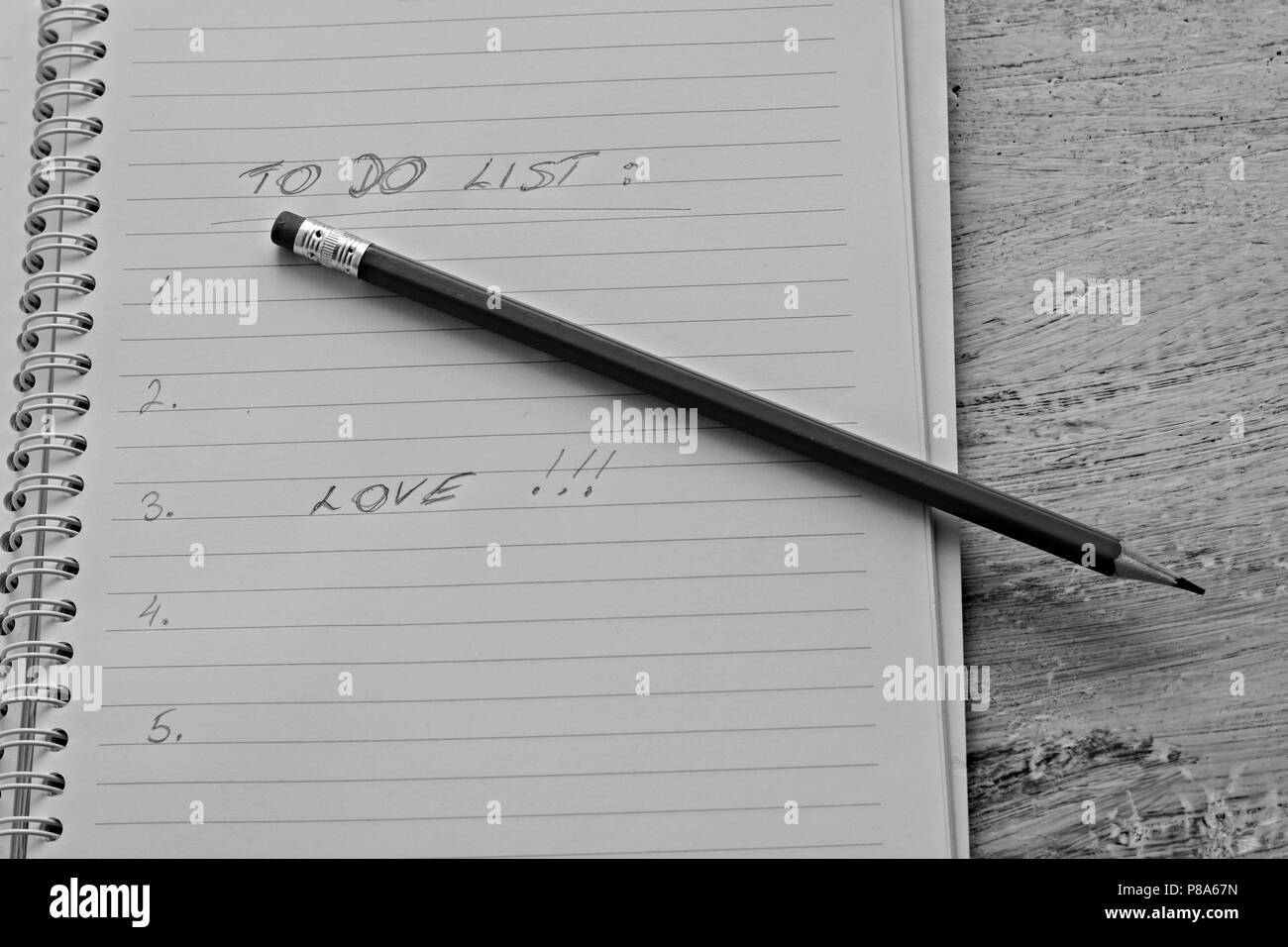 Roter Stift mit Notebook auf Holz- tabelle Speichern kreative Ideen auf Papier. Grundausstattung vor dem Computer. Auf der rustikalen Tisch Hintergrund Stockfoto