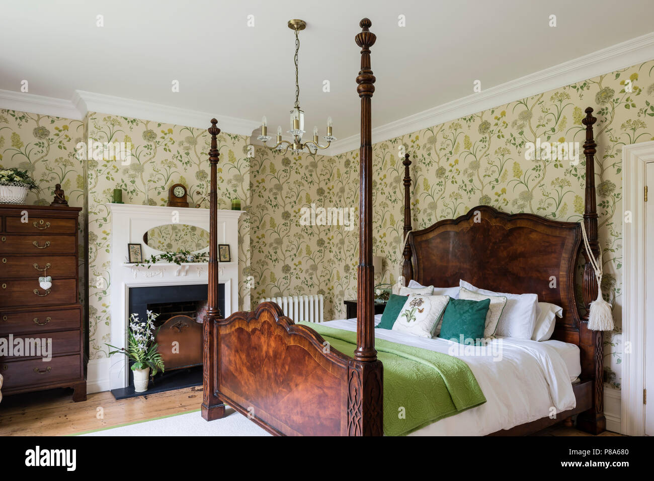 Antikes Himmelbett aus Holz in Regency Schlafzimmer mit tallboy Stockfoto