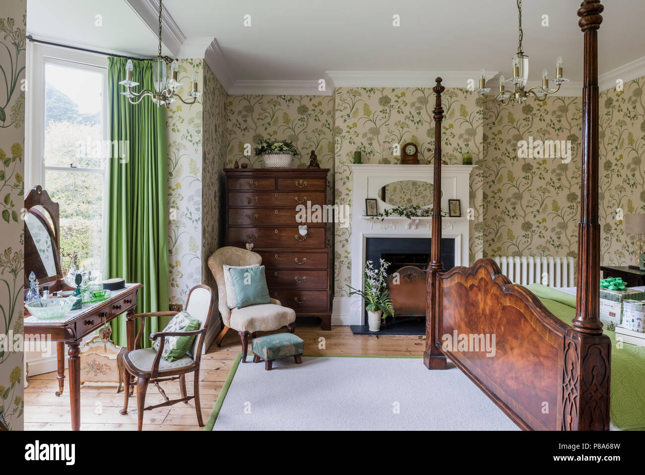 Antikes Himmelbett aus Holz in Regency Schlafzimmer mit tallboy und Frisiertisch Stockfoto