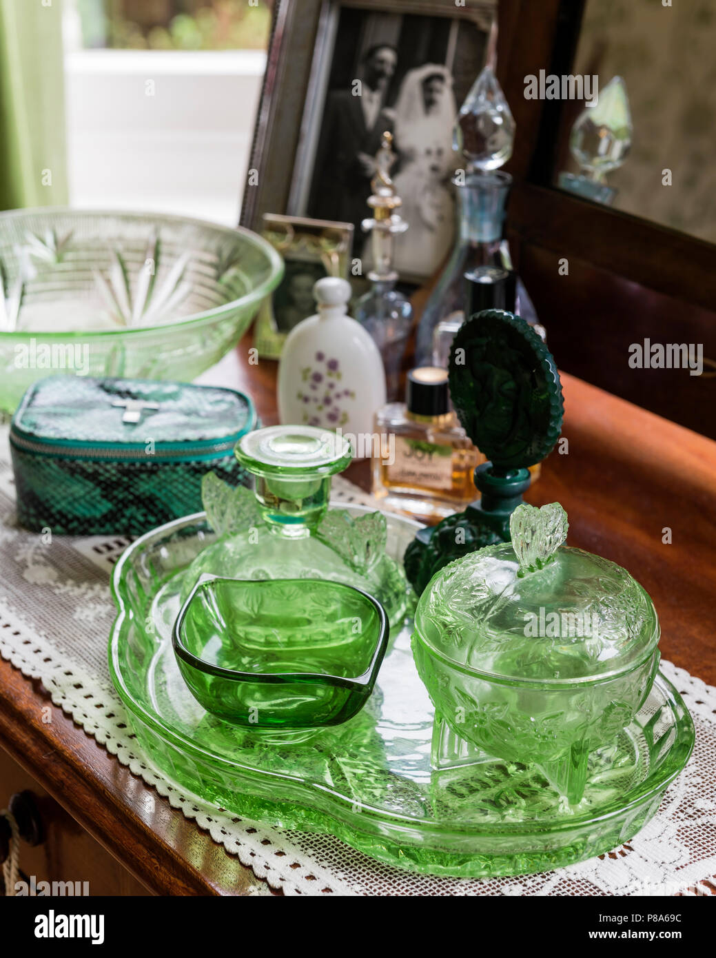 Sammlung von Vintage Glaswaren und Hochzeit Foto auf der Frisierkommode Stockfoto