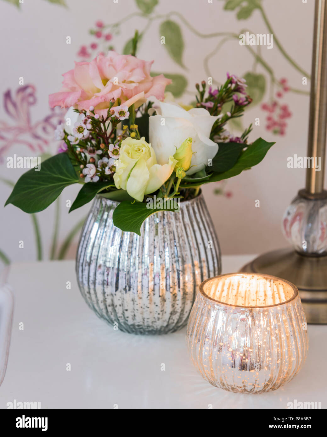 Schnittblumen in Vintage silver Vase Stockfoto
