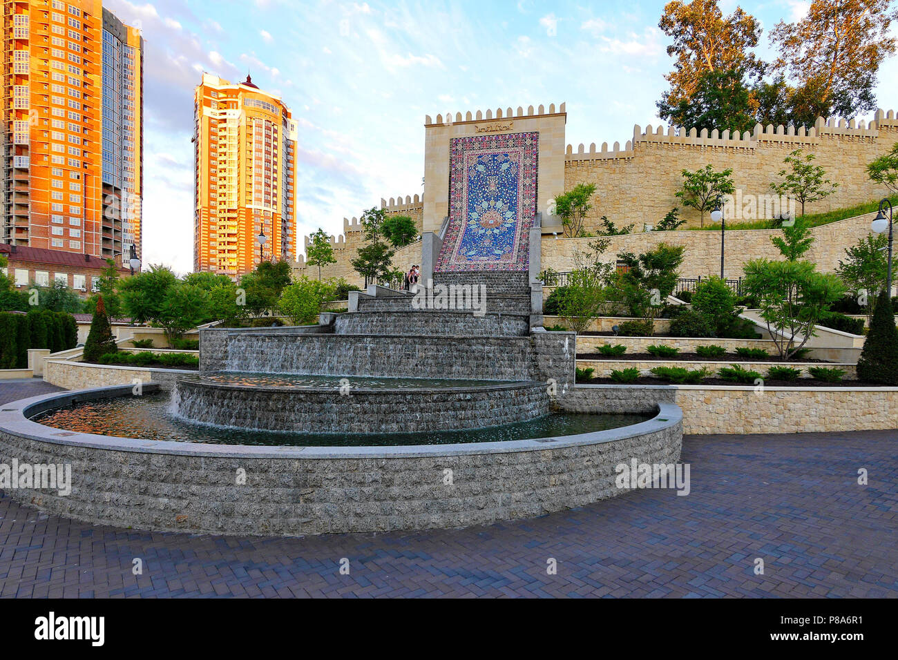 Heydar Aliyev Platz mit einem Wasserfall an der aserbaidschanischen Botschaft. interessanter Ort in Kiew. Für ihr Design Stockfoto