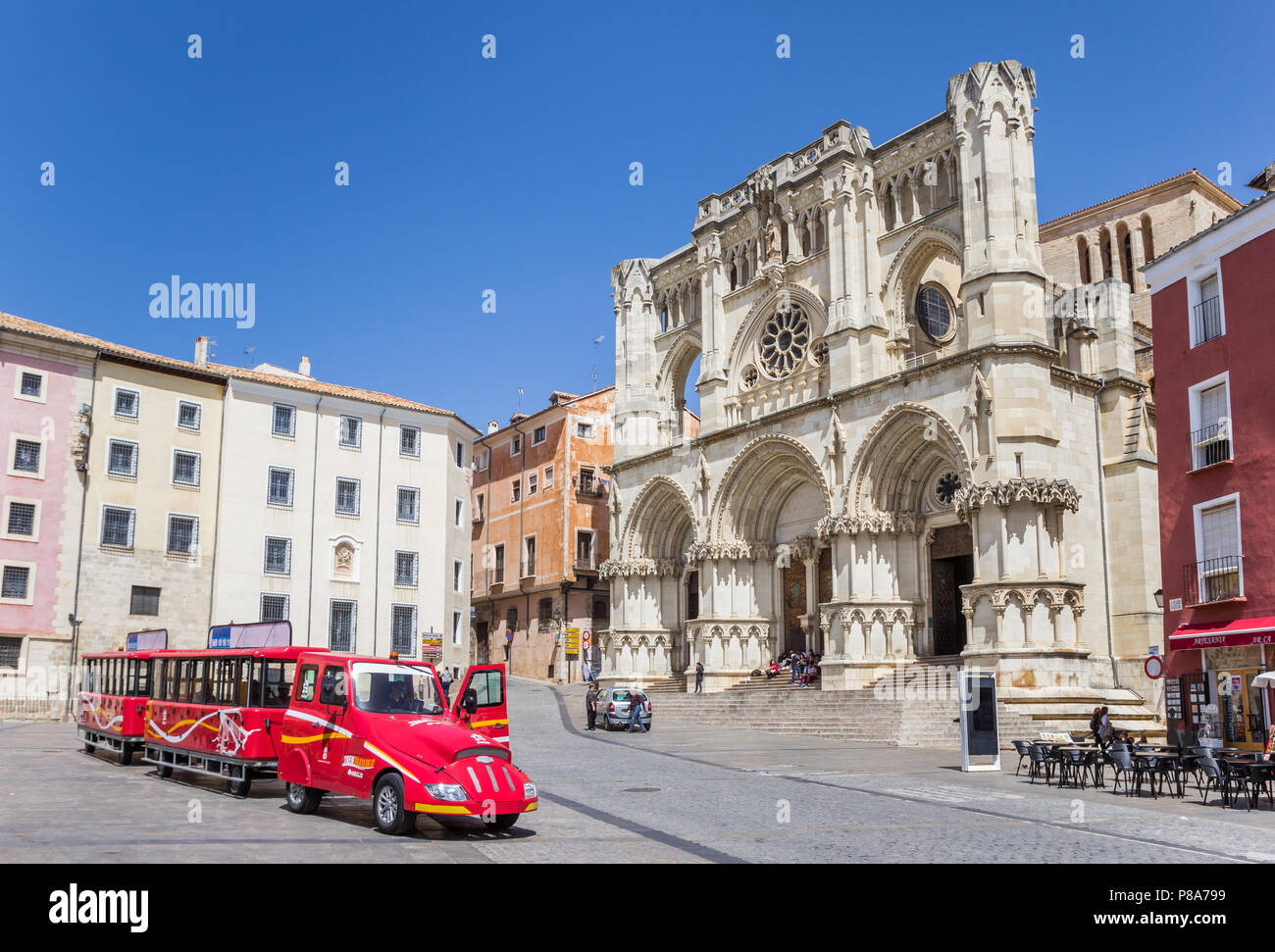 Touristischer Zug am Hauptplatz von Cuenca, Spanien Stockfoto