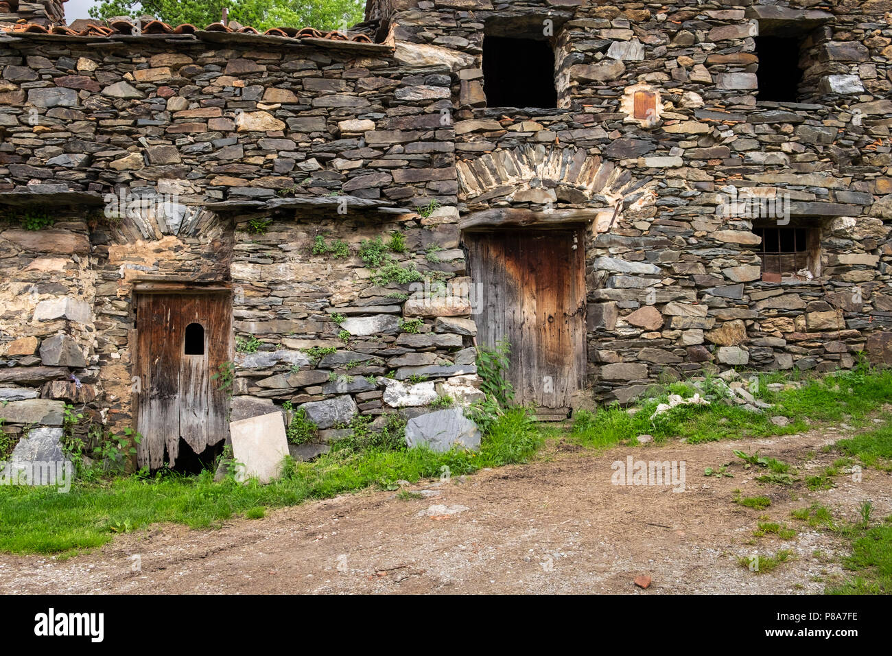 Alte Bauernhöfe und Scheunen an Liebro in den katalanischen Pyrenäen, Spanien Stockfoto