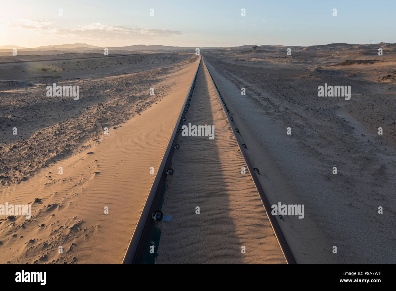 Sanddünen über Bahnstrecke nach Lüderitz, Namibia durchgebrannt Stockfoto