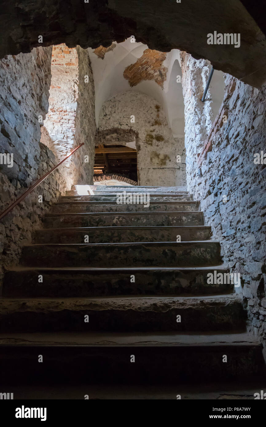 Verfallene Schritte in einem alten Gebäude aus Stein. Für ihr Design Stockfoto