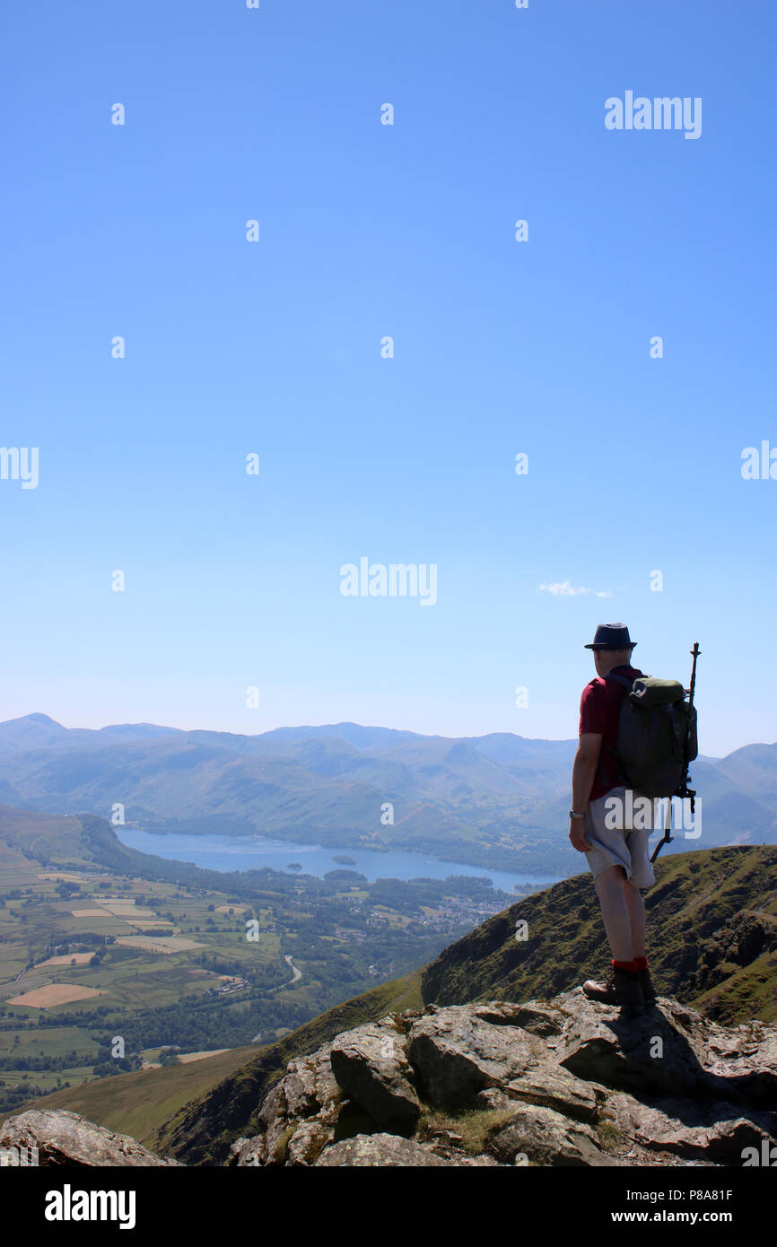 Fellwalker stand am westlichen Ende von blencathra (auch bekannt als Saddleback) im Lake District, Cumbria, England ein Blick auf die Ansicht des Derwentwater. Stockfoto