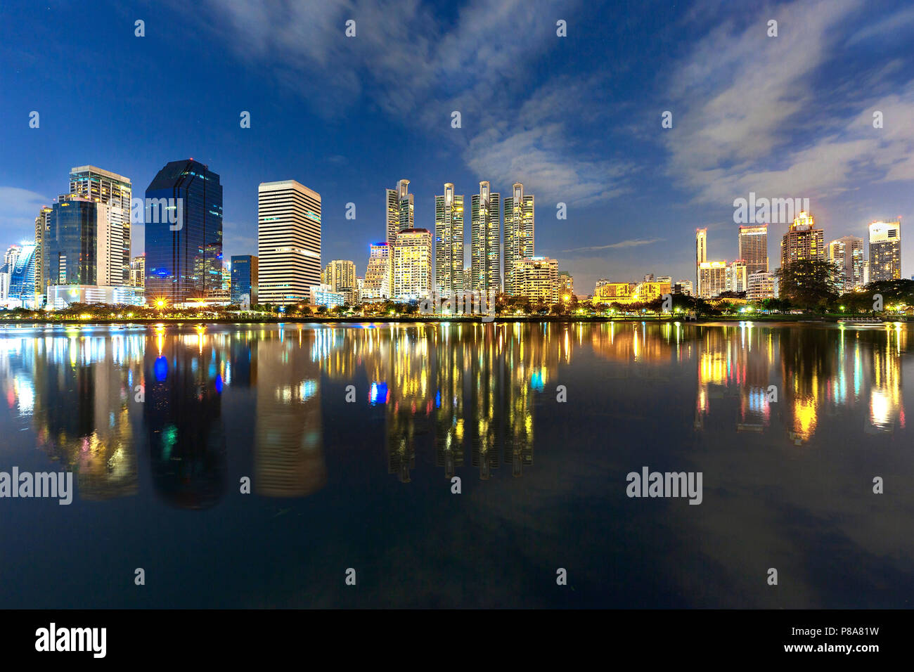 Skyline von Bangkok mit Spiegelungen im See, in der Götterdämmerung, Thailand Stockfoto