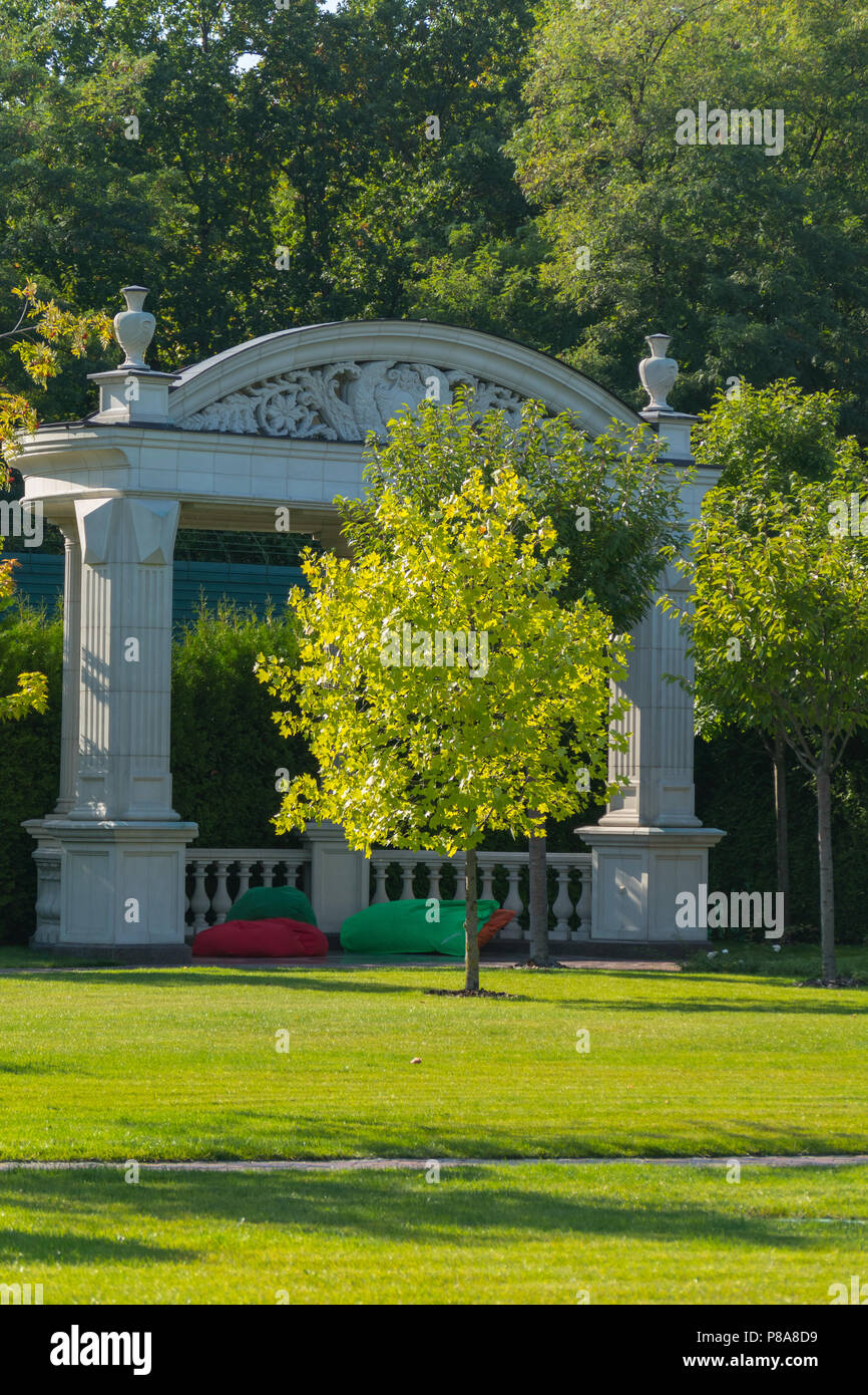 Weißen Bögen mit Säulen im Park vor dem Hintergrund der üppig grüne Bäume in der Nähe der Boje. Für ihr Design Stockfoto