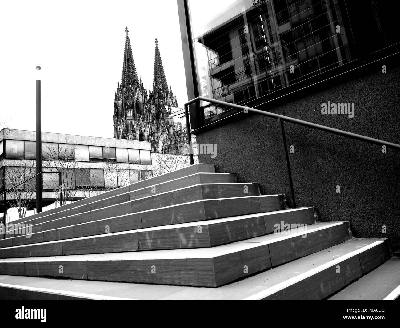 Kölner Dom im Hintergrund einer Treppe Schwarz und Weiß Foto Stockfoto