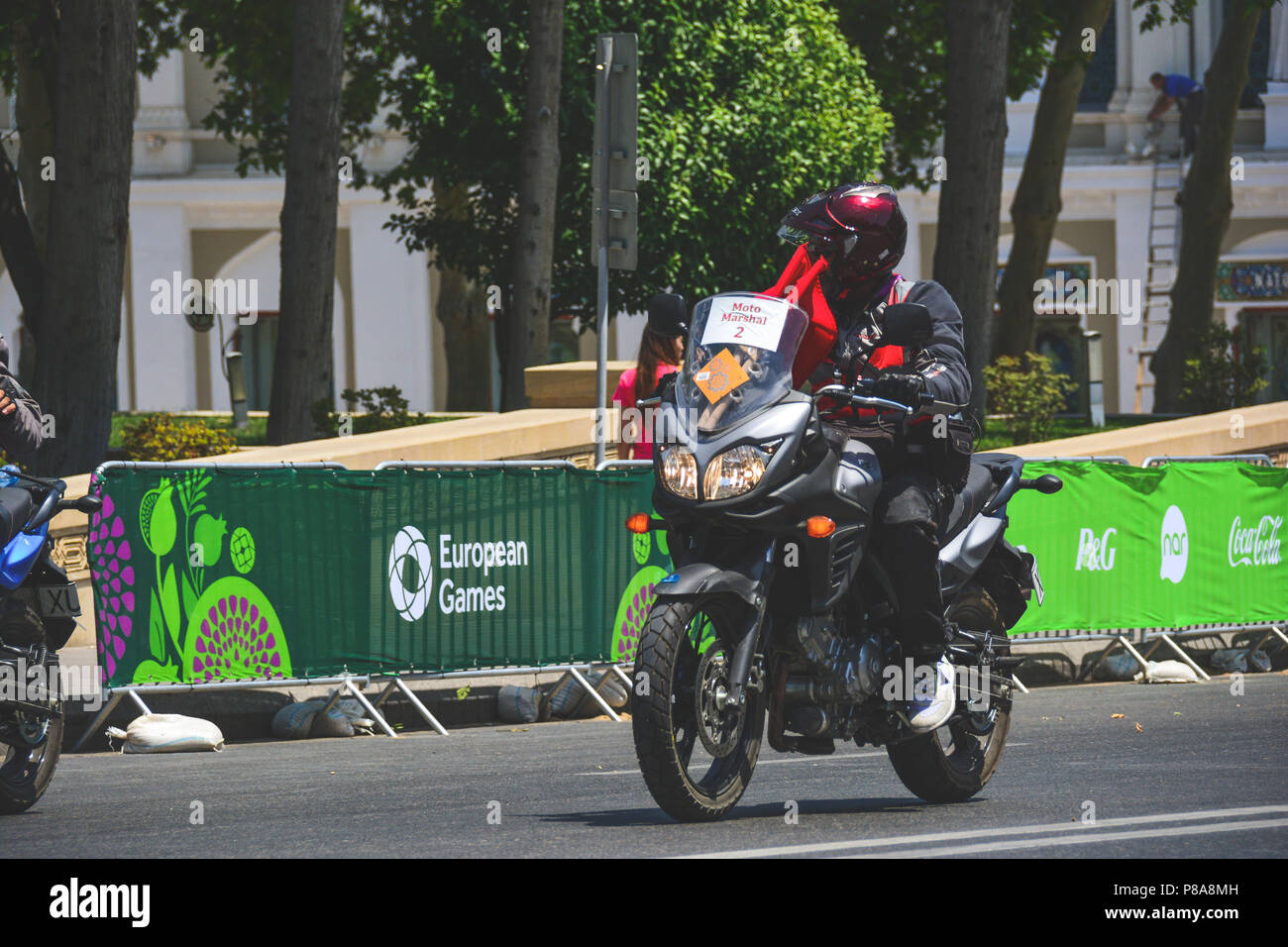 Baku, Aserbaidschan, 21. Juni 2015. 1. Europäische Spiele, Escort Motorrad auf Radrennen Stockfoto