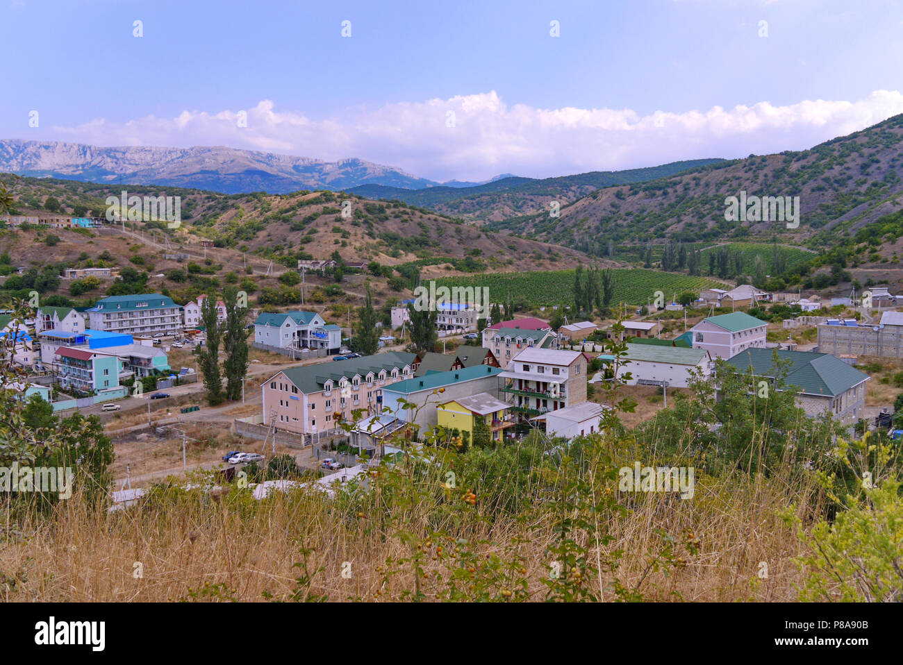 Wundervolle spa Häuser am Fuß der Wicklung Berge gegen den blauen Himmel. Ein Ort mit der ganzen Familie zu entspannen. . Für ihr Design Stockfoto