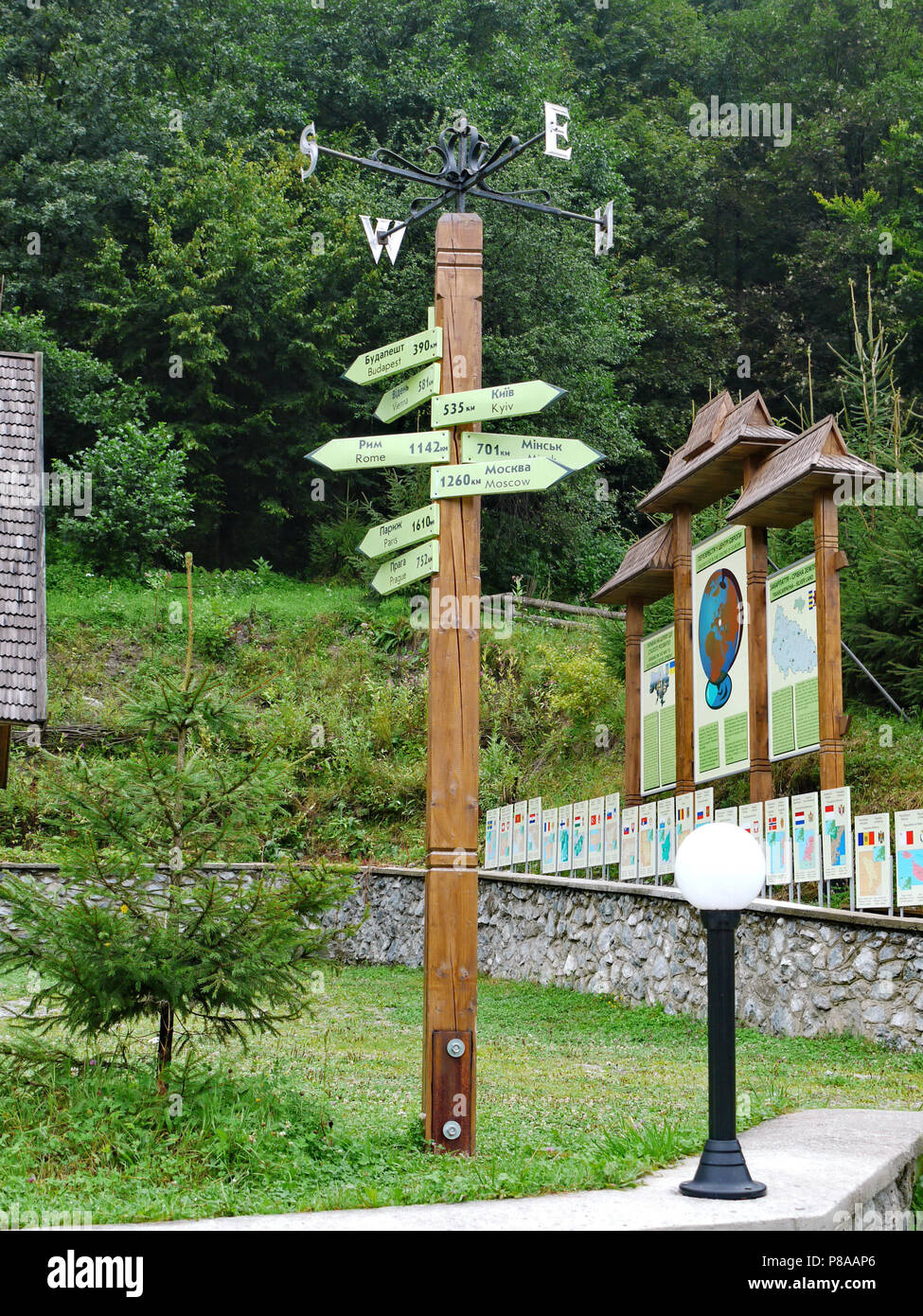 Säule der Entfernung zur größten europäischen Städte im geographischen Zentrum Europas. Dorf Dilove. In der Ukraine. Für ihr Design Stockfoto
