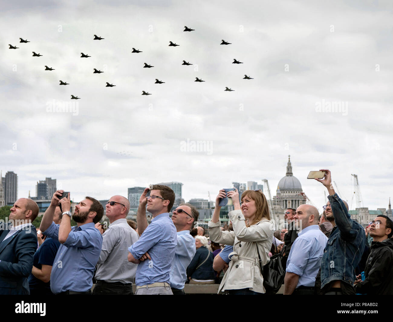 Typhoon FGR 4 Kämpfer in 100 Bildung über die Stadt London fliegen in der RAF 100 Vergangenheit Fliegen Stockfoto