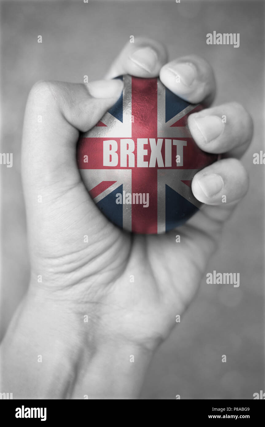 Hand zusammendrücken ein Stress Ball mit brexit Stockfoto